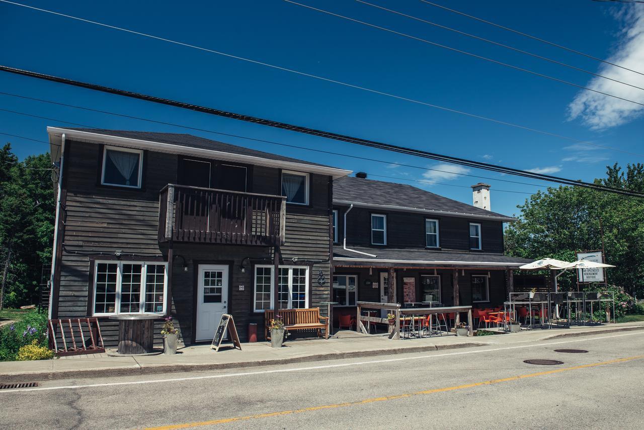 Auberge et Salle de Spectacle La Fascine Isle-aux-Coudres Exterior foto